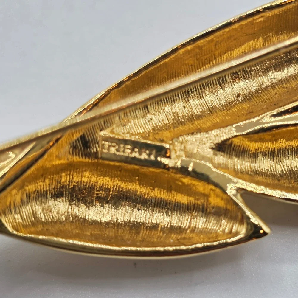 Trifari Vintage Gold Tone Triple Leaf Pod Brooch Modernist Botanical Pin 3.25in